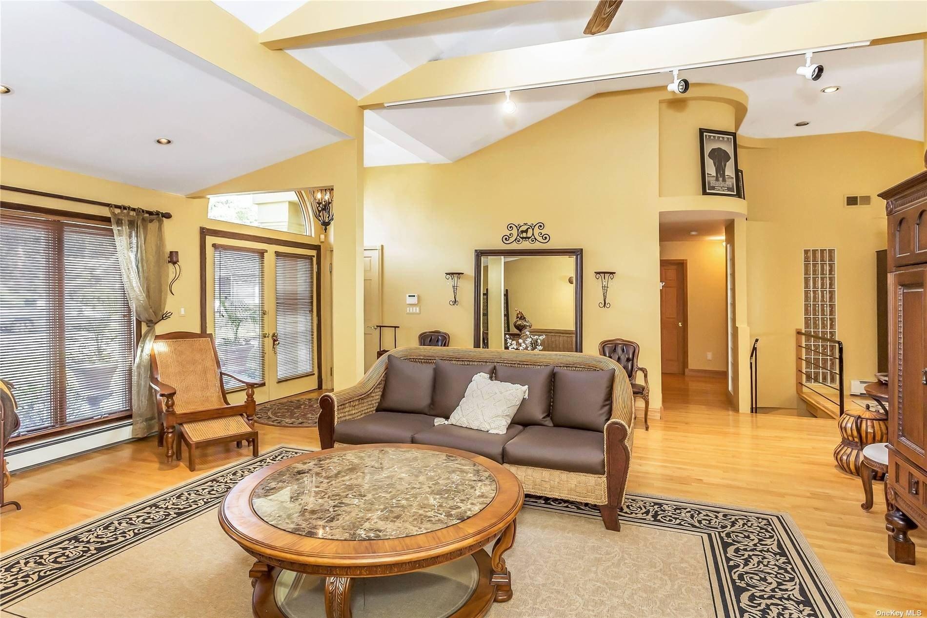 Kingswood Cir, Old Bethpage, NY 11804