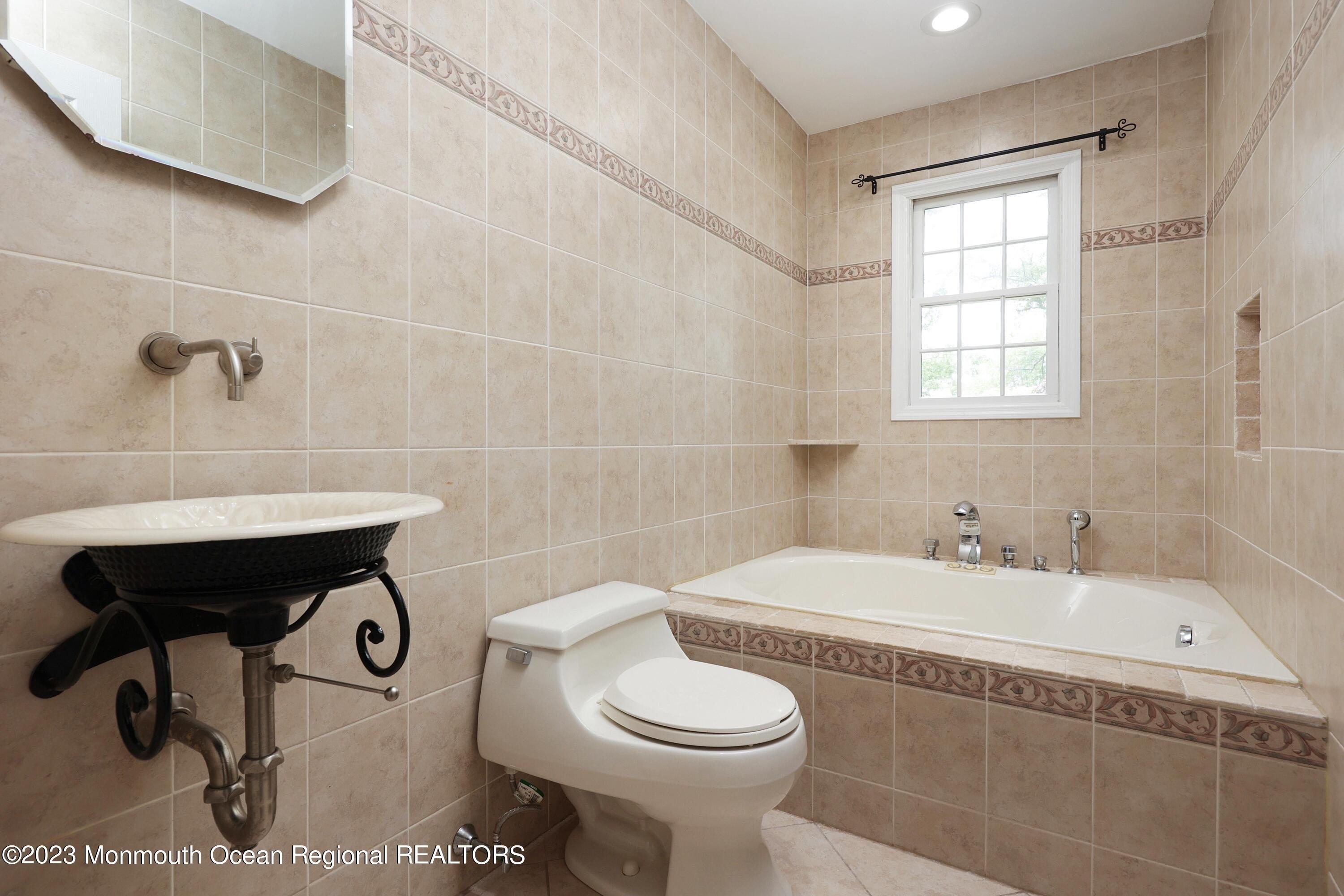 Schelly Dr, Middletown, NJ 07748