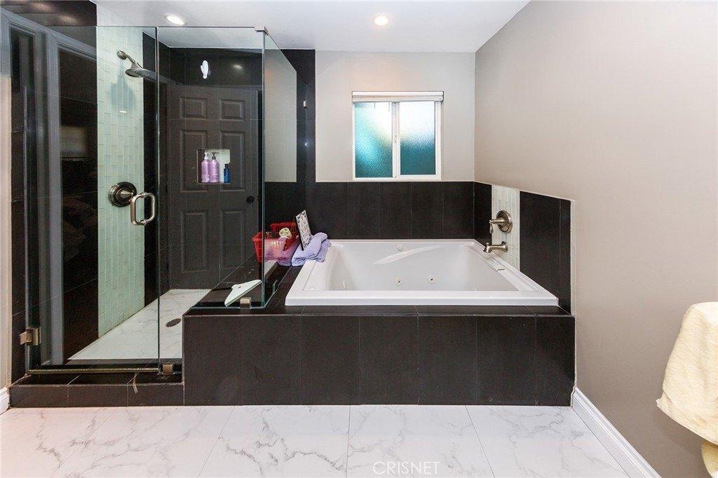 Calvert St, Woodland Hills, CA 91367