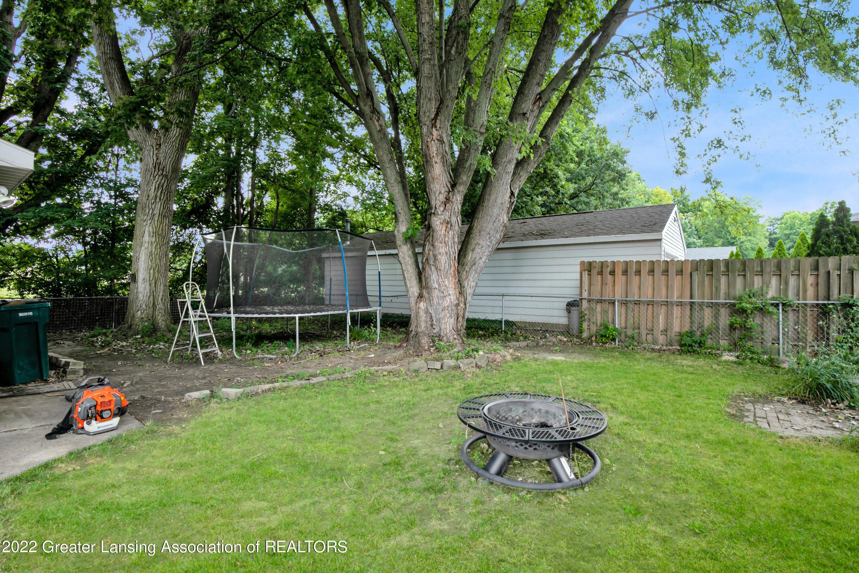 Sunderland Rd, Lansing, MI 48911