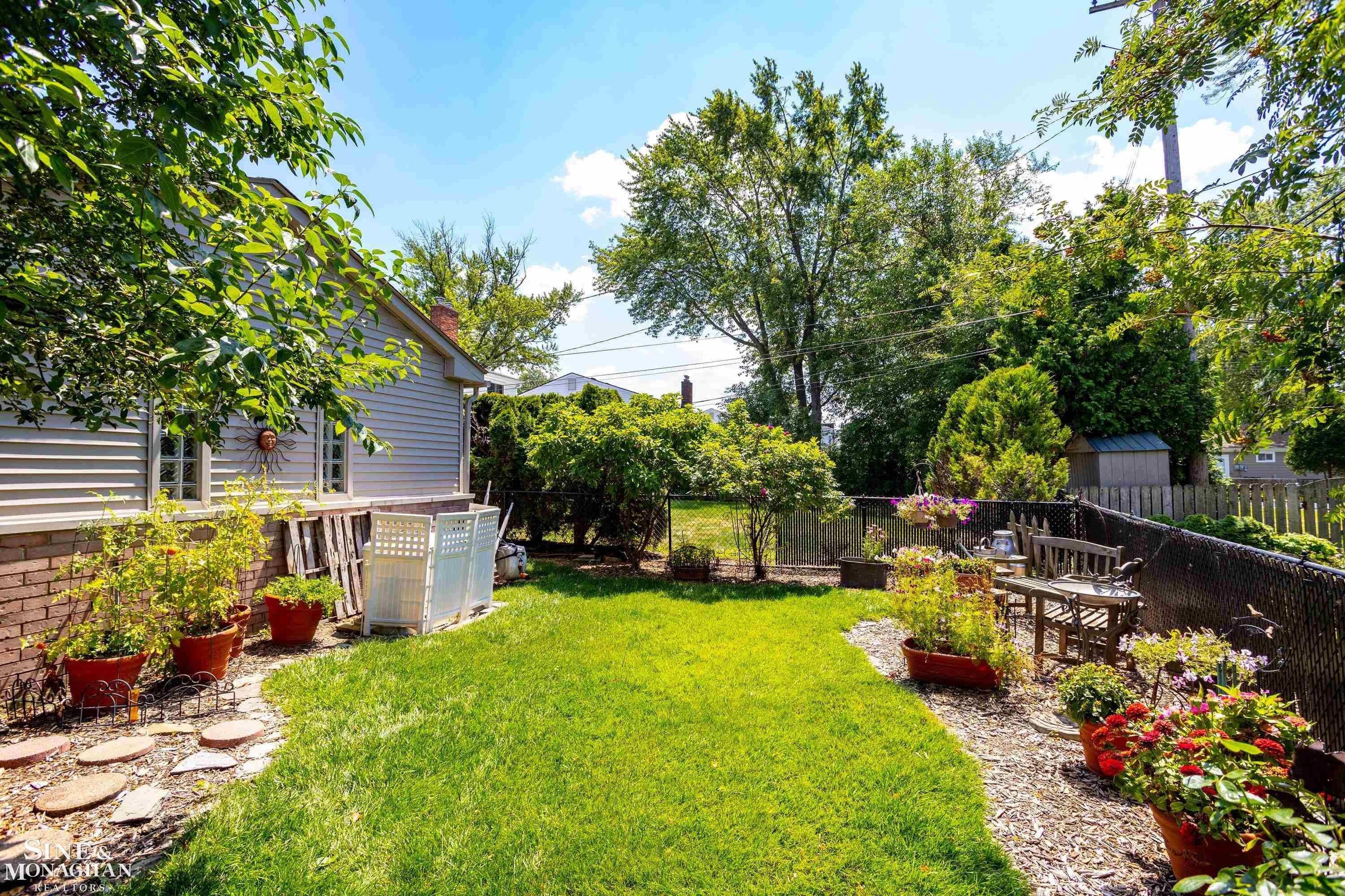 Jefferson Ave, Saint Clair Shores, MI 48081
