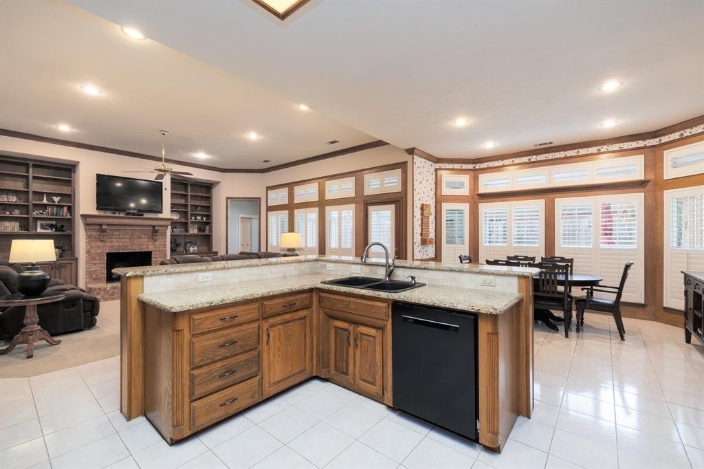 Summertree Ln, Colleyville, TX 76034