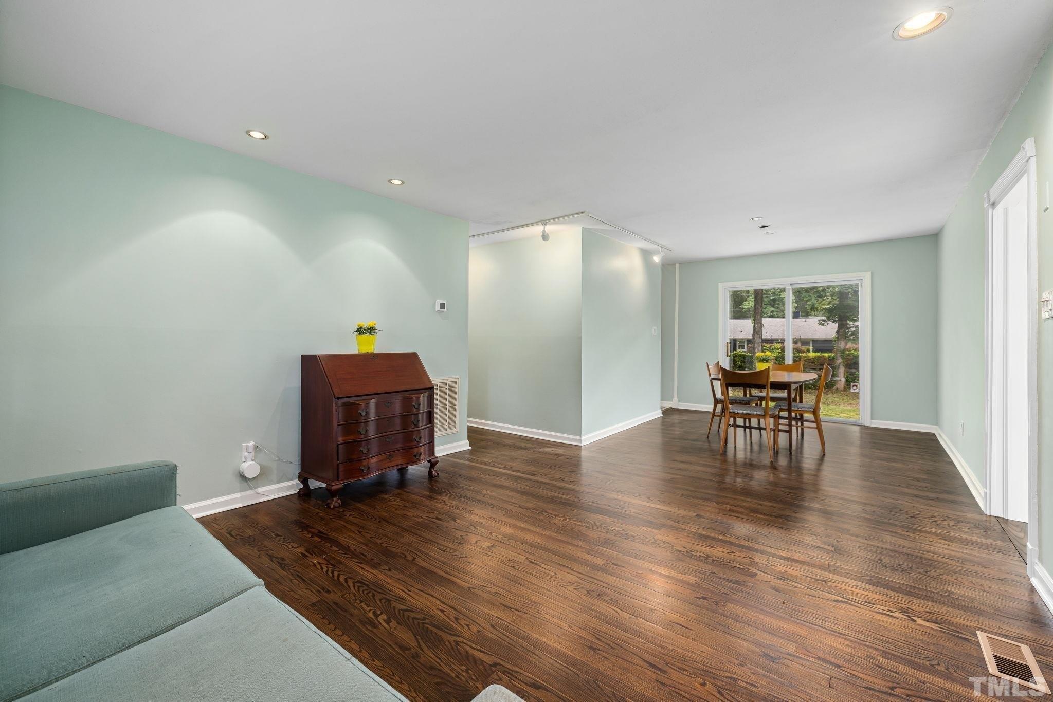 Hickory Dr, Chapel Hill, NC 27517
