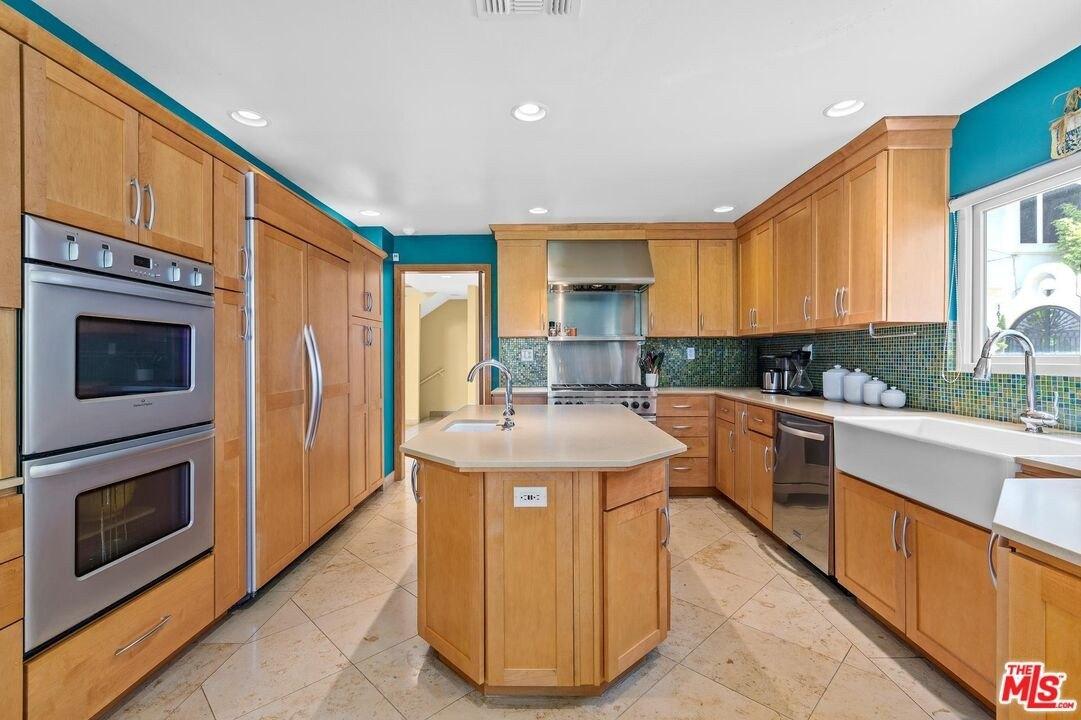 Viewmont Dr, Los Angeles, CA 90069