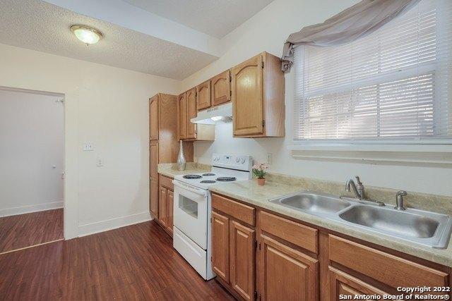 W Hermosa Dr, San Antonio, TX 78201