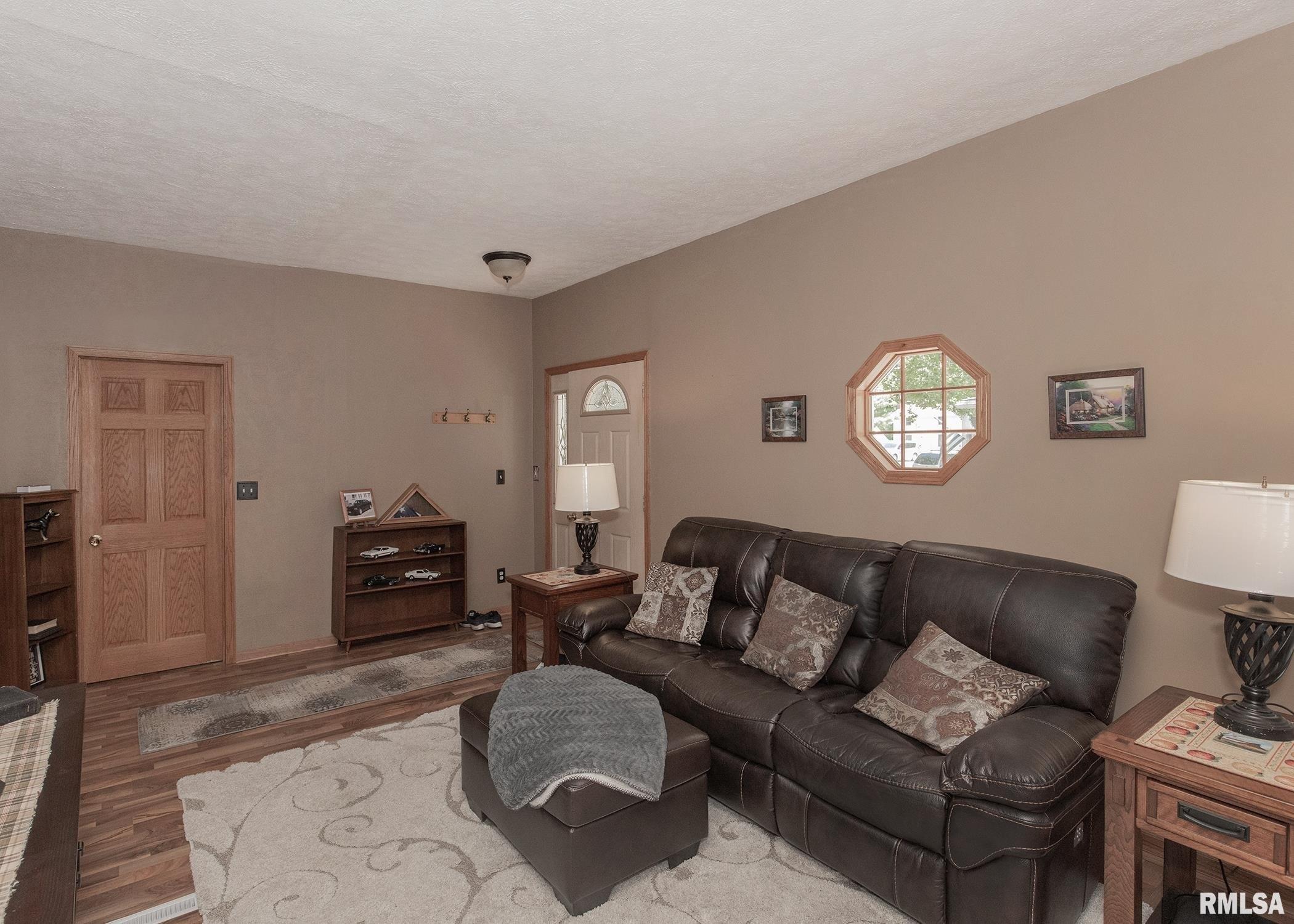 W South St, Cambridge, IL 61238