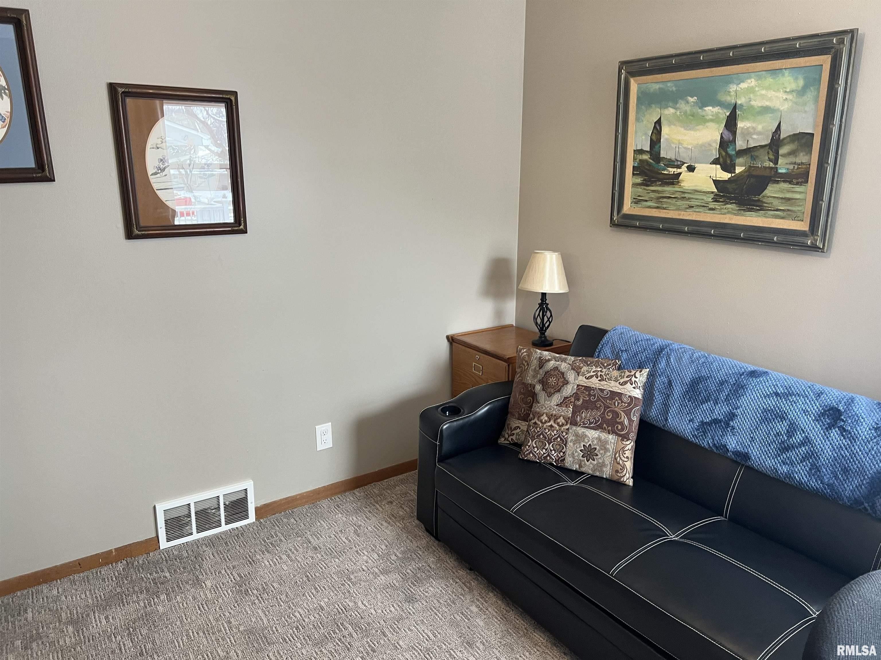 6th Ave N, Clinton, IA 52732