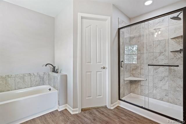 Pine Harbor Ln, Lake Orion, MI 48360