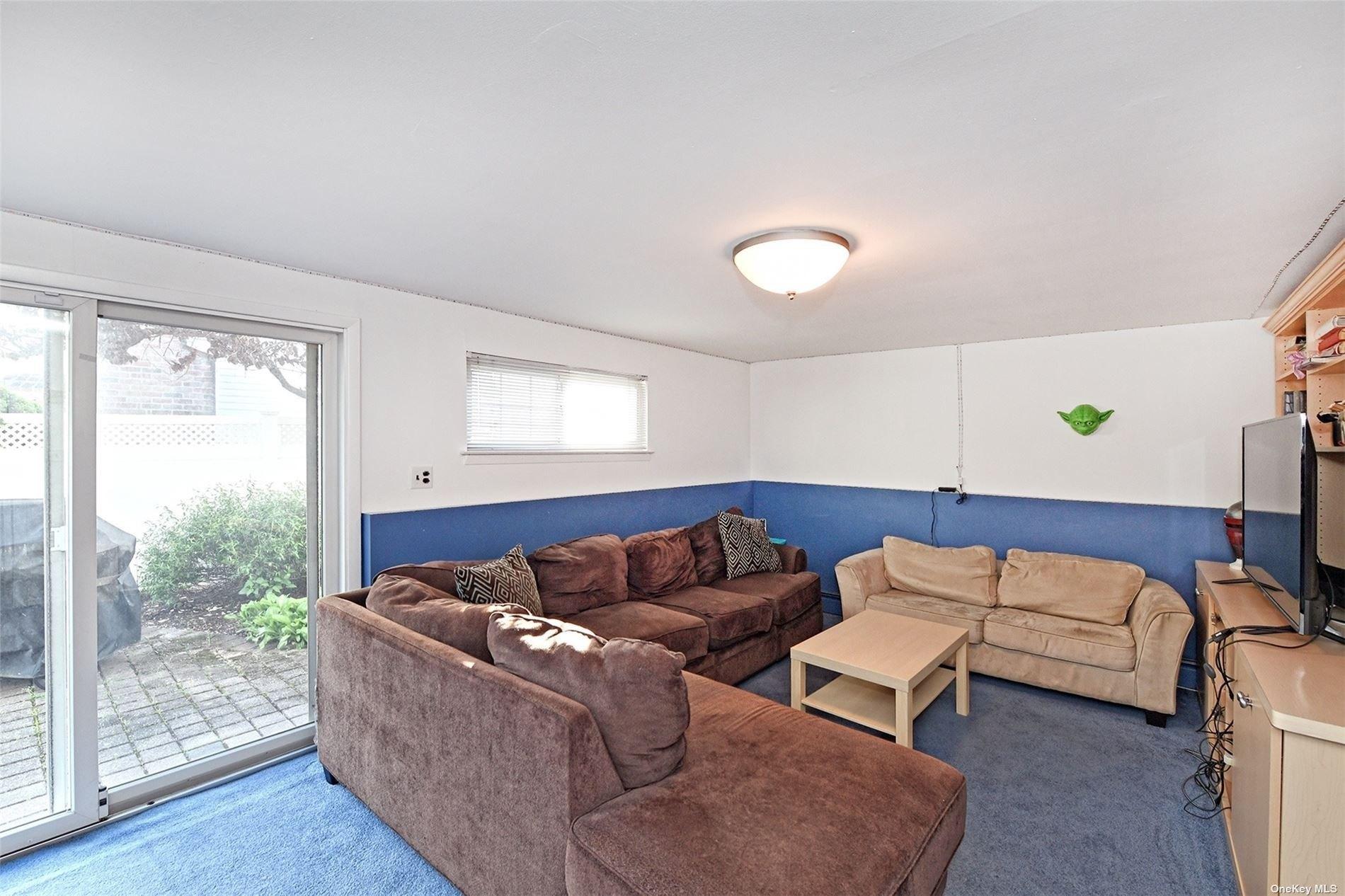 Sterling Ct, Plainview, NY 11803