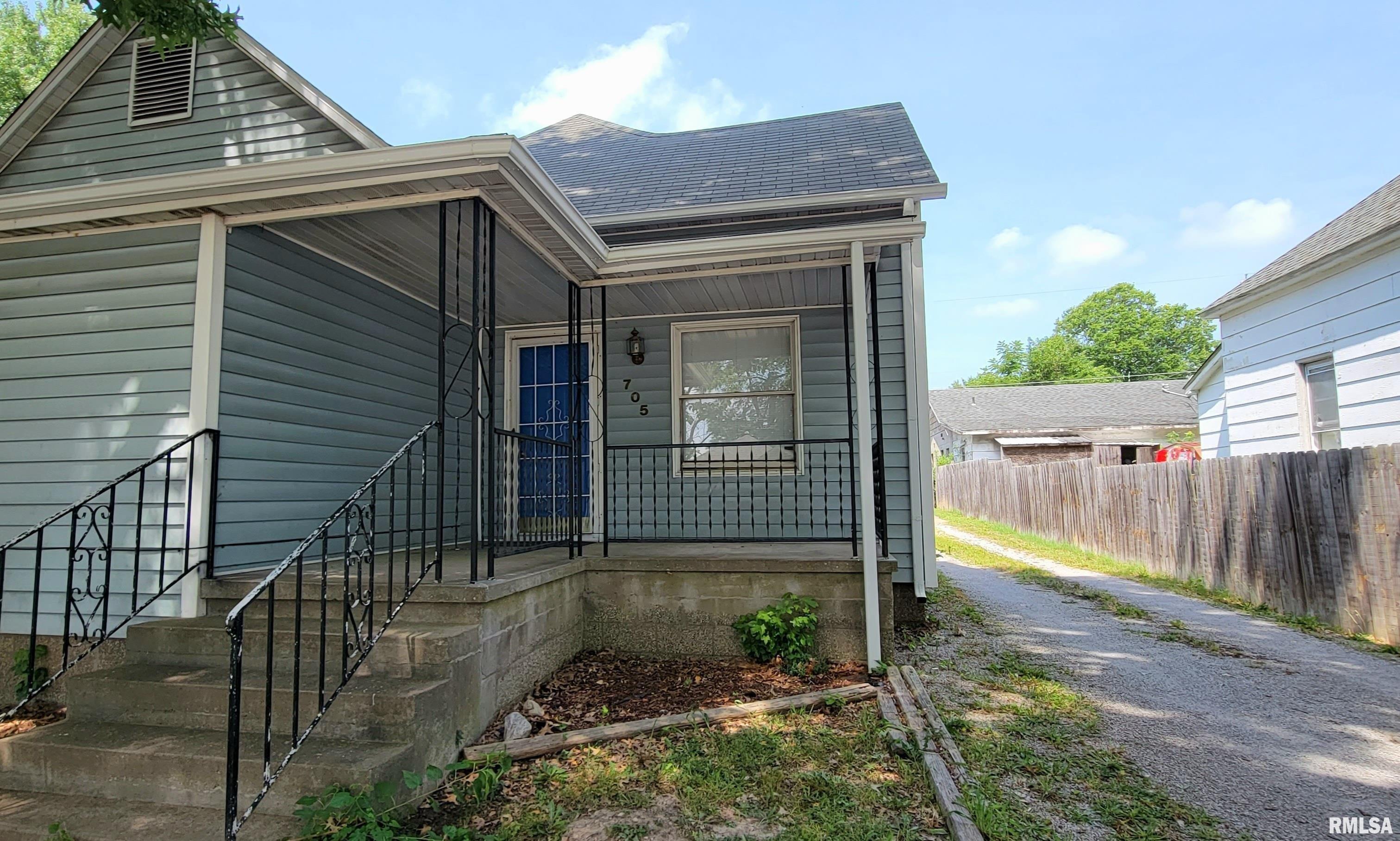 S 11th St, Herrin, IL 62948