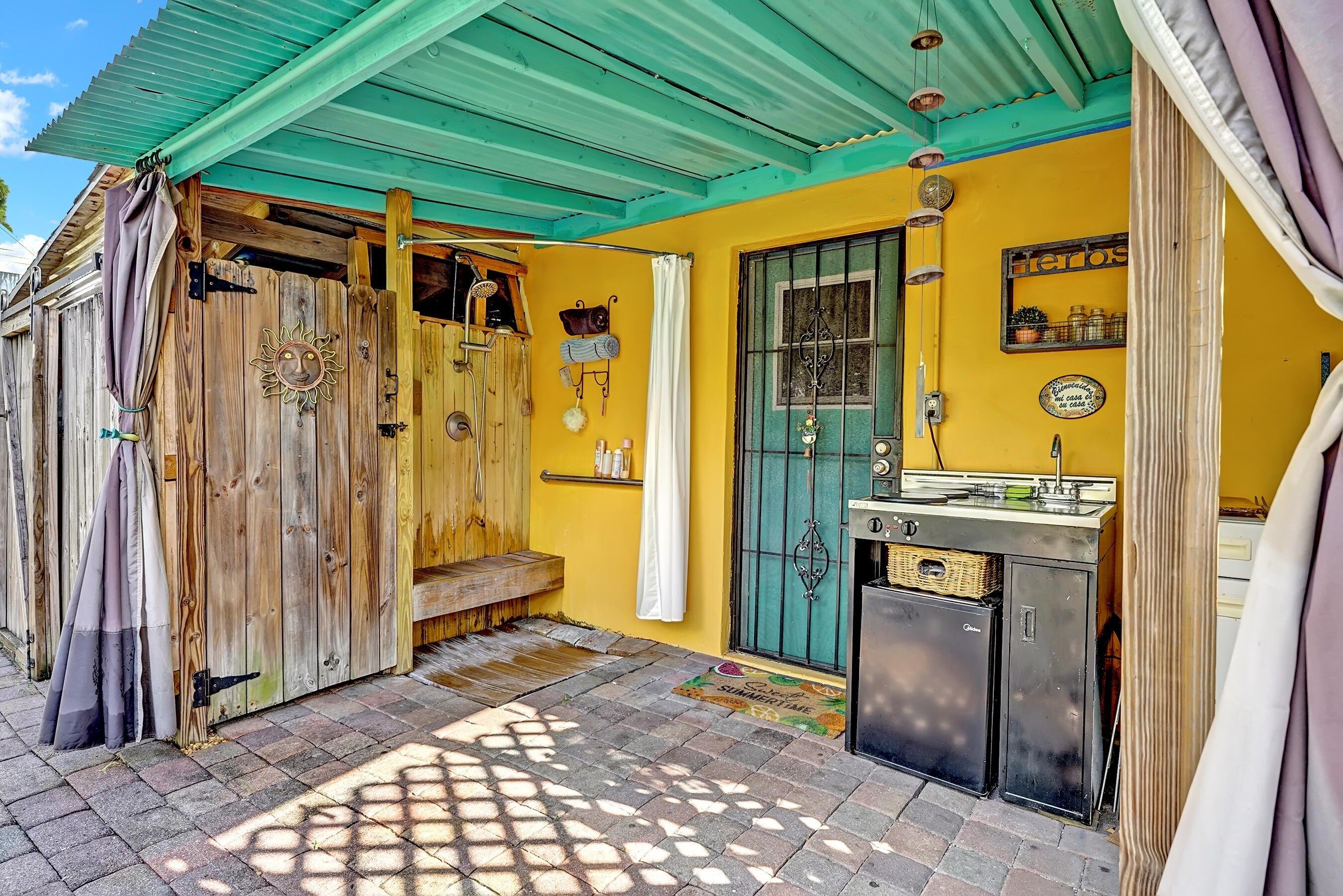 Pine Tree Dr, Delray Beach, FL 33484