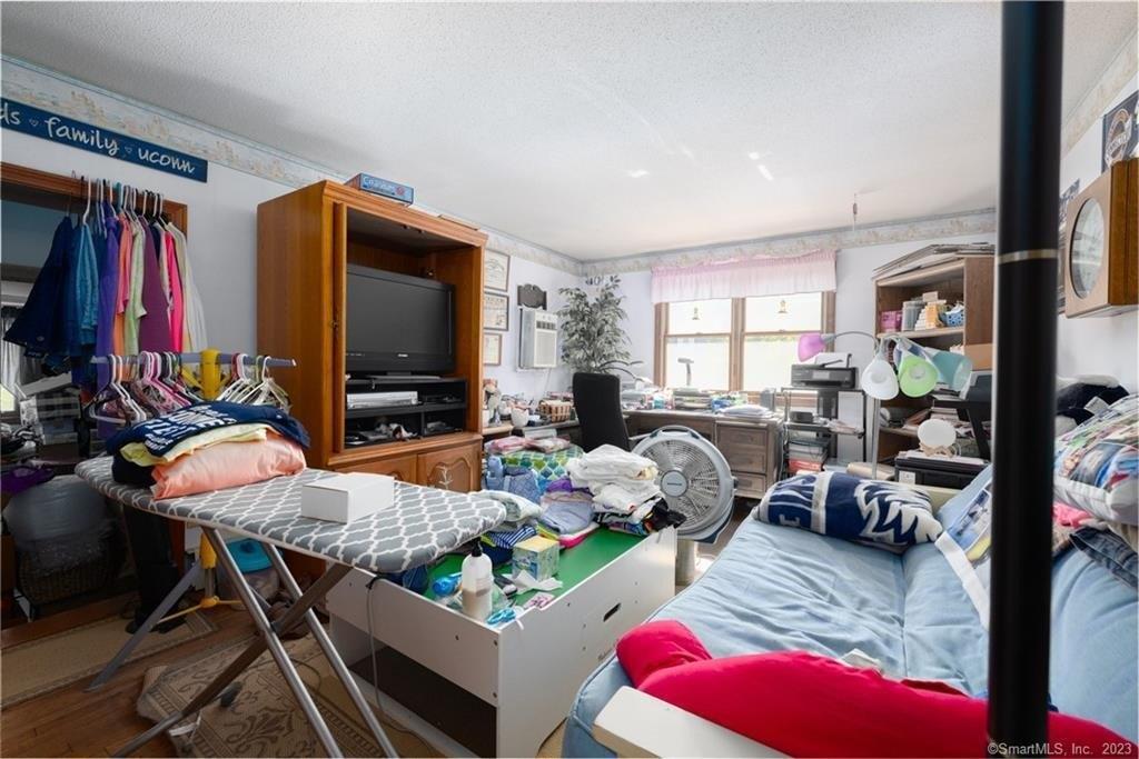 Jeremy Woods Dr, Southington, CT 06489