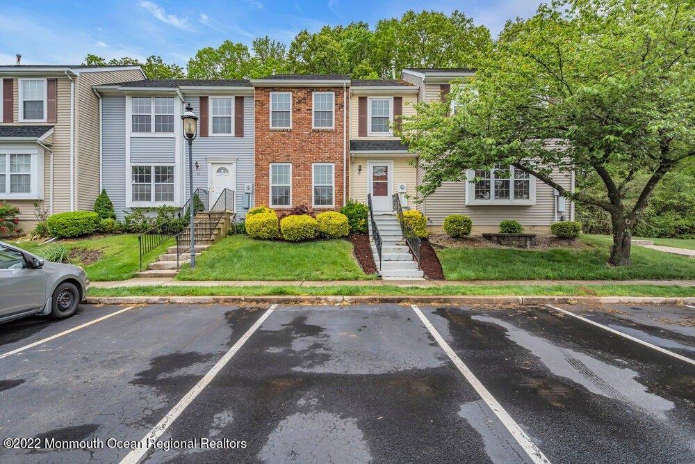 Lantern Ln, Sayreville, NJ 08872