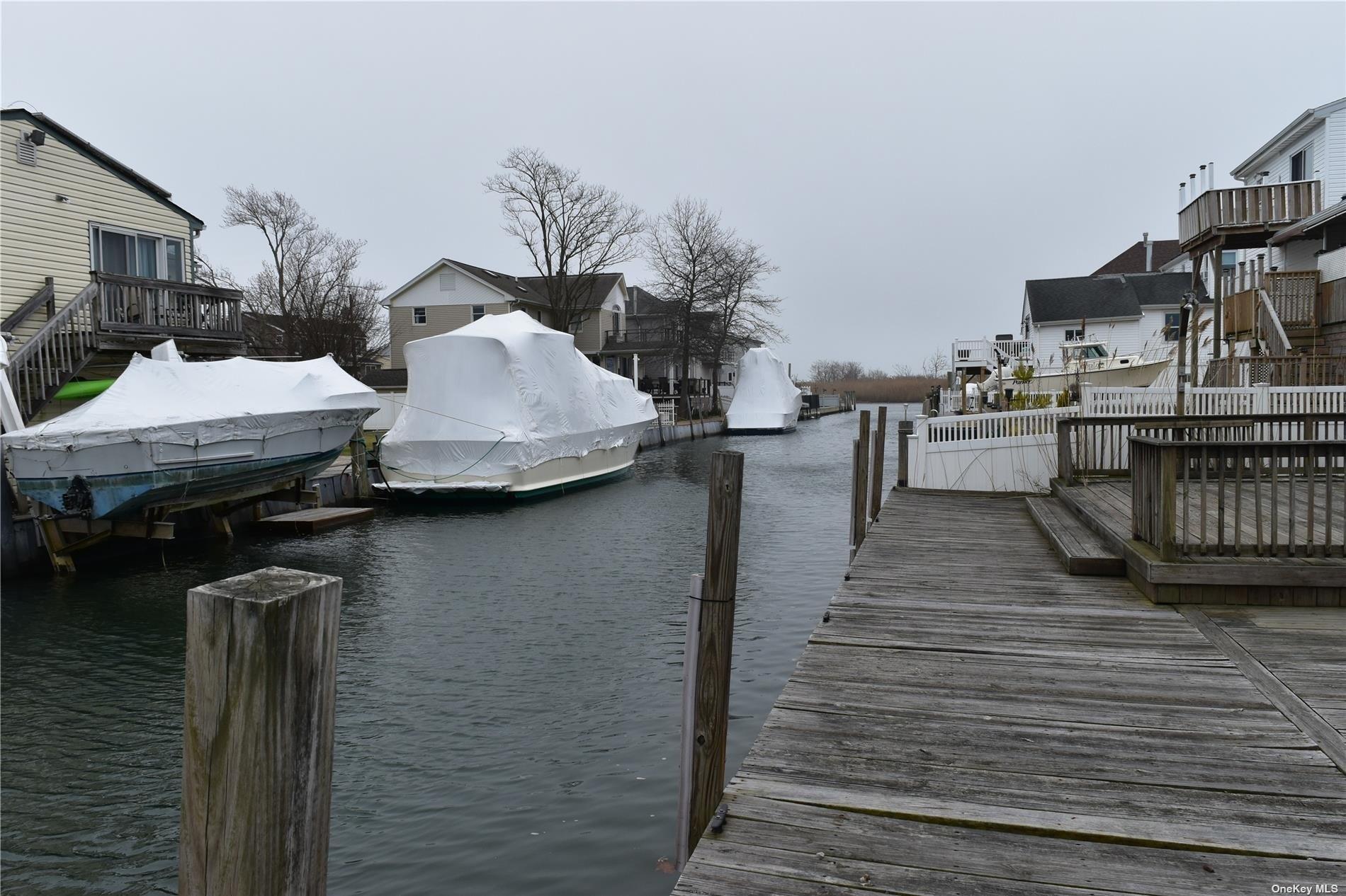 S 7th St, Lindenhurst, NY 11757