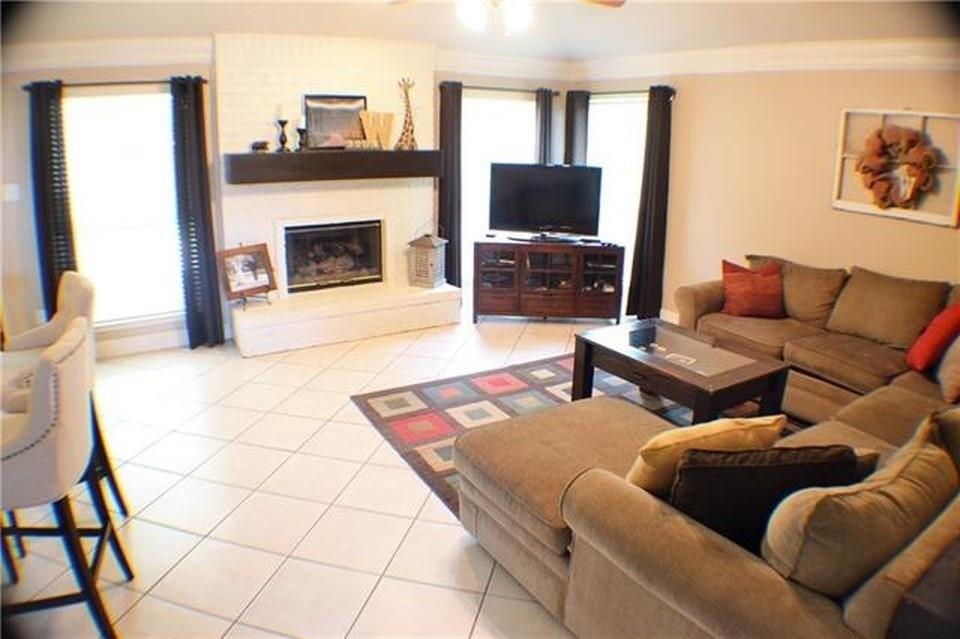 Crestview Dr, Arlington, TX 76018