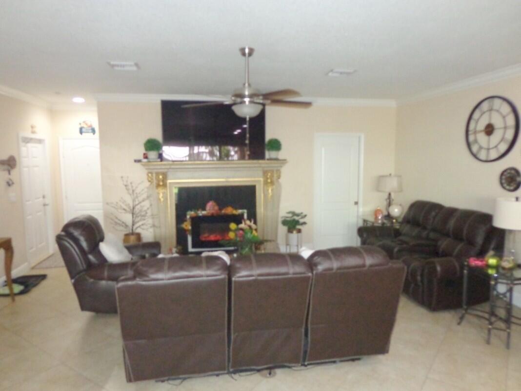Johns Pl, Palm Springs, FL 33461