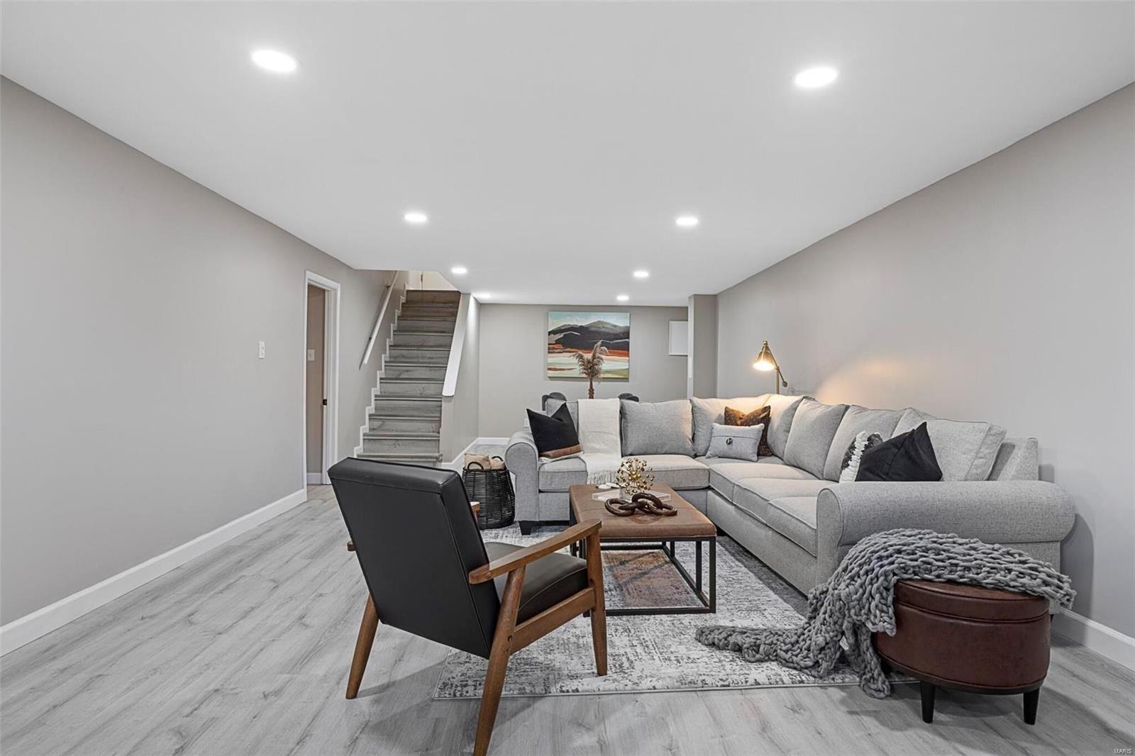 Waterfall Dr, Florissant, MO 63034