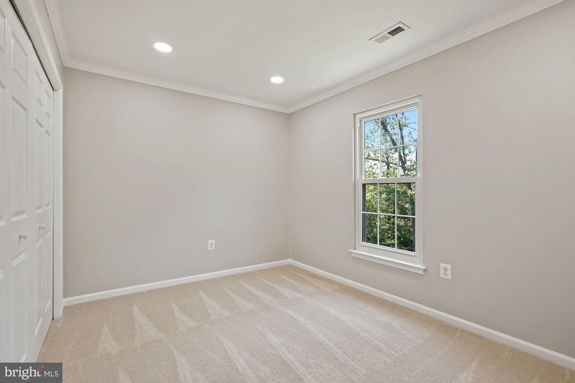 Alexandras Grove Dr, Ashburn, VA 20147