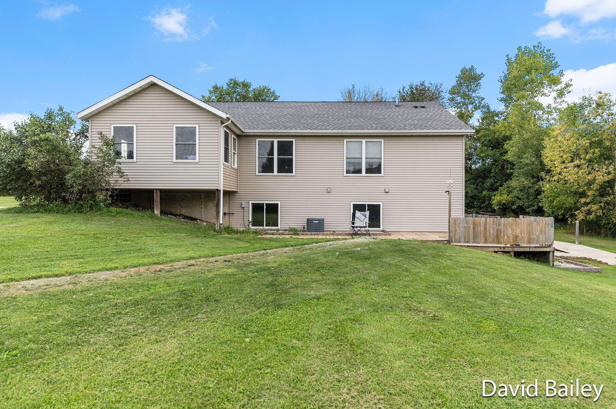 Crystal Ln, Allegan, MI 49010