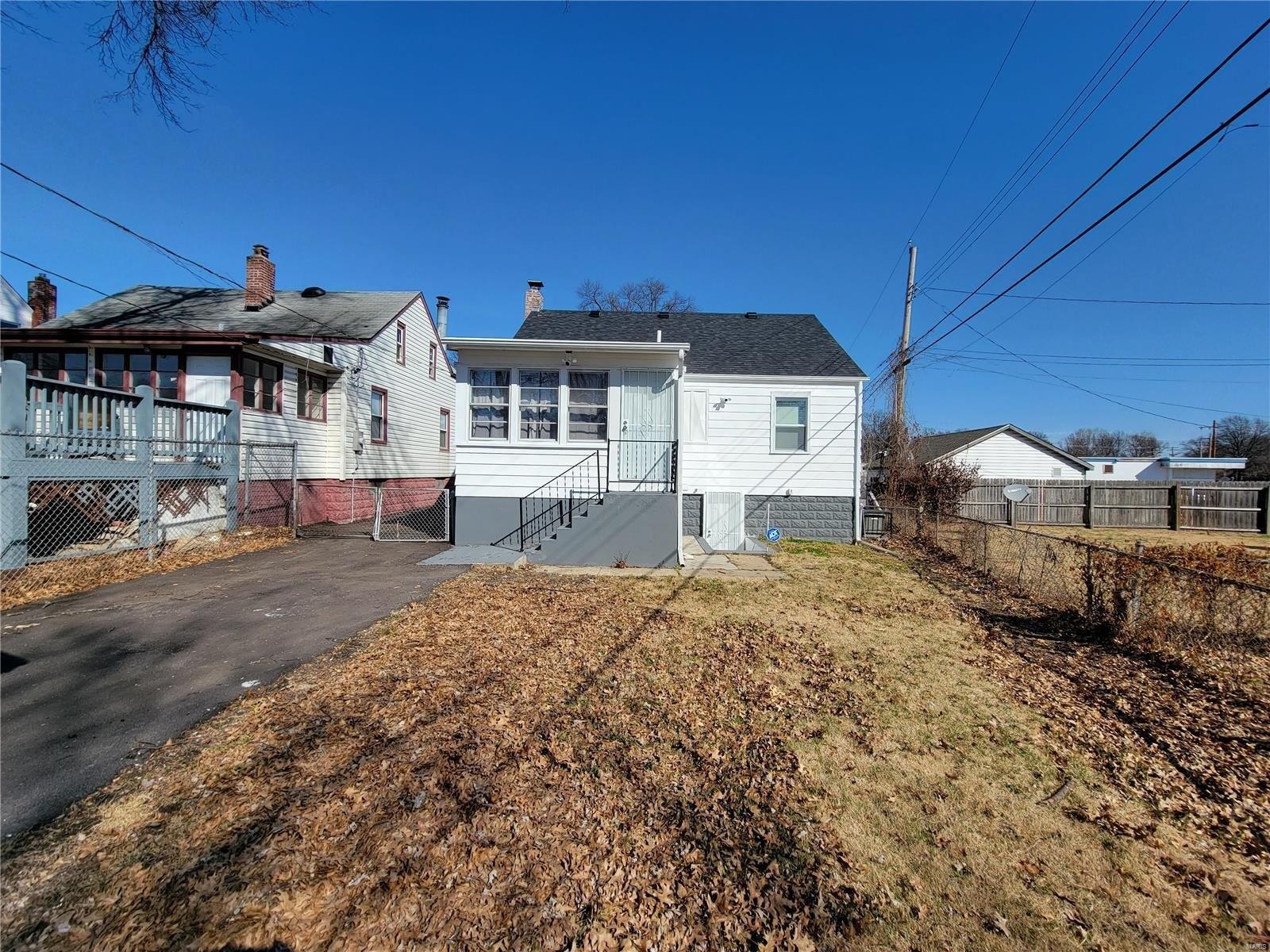 Lakeview Ave, Saint Louis, MO 63138