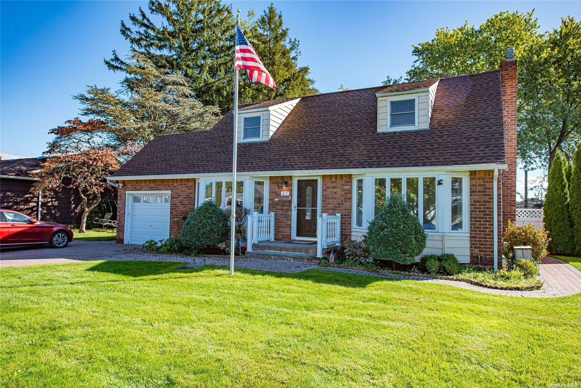 Gaymor Ln, Commack, NY 11725