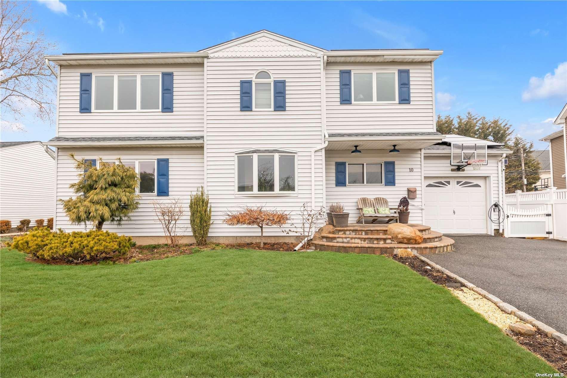 Lillian Ln, Plainview, NY 11803