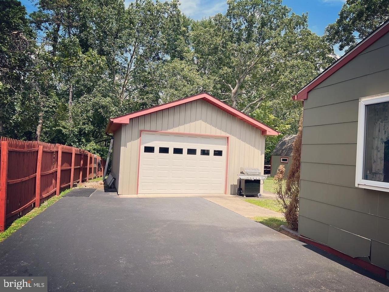 E Collings Dr, Williamstown, NJ 08094