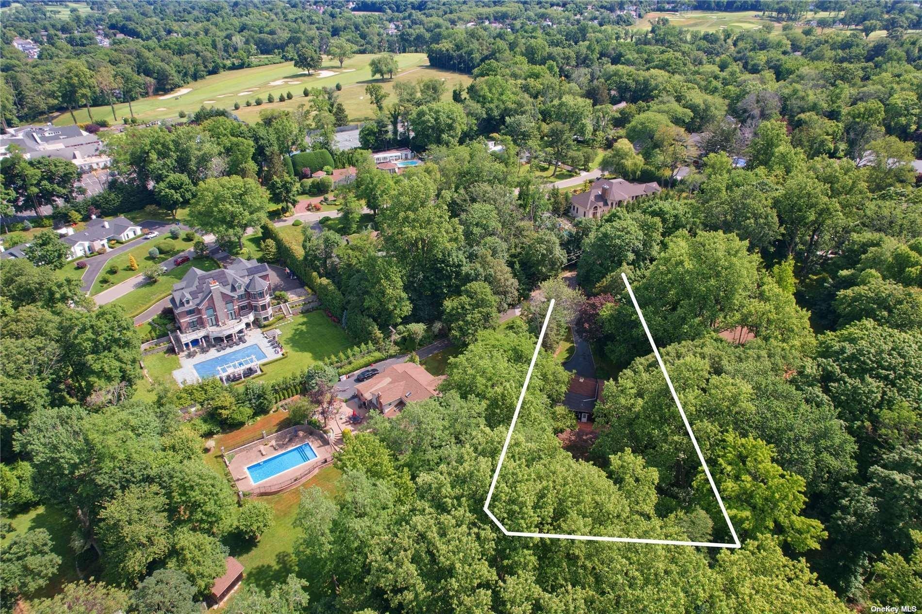 Murel Ct, Roslyn Heights, NY 11577