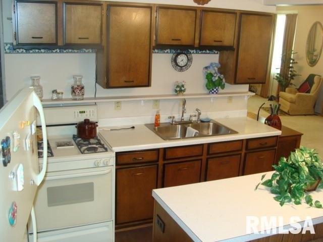 W Fulton St, Farmington, IL 61531