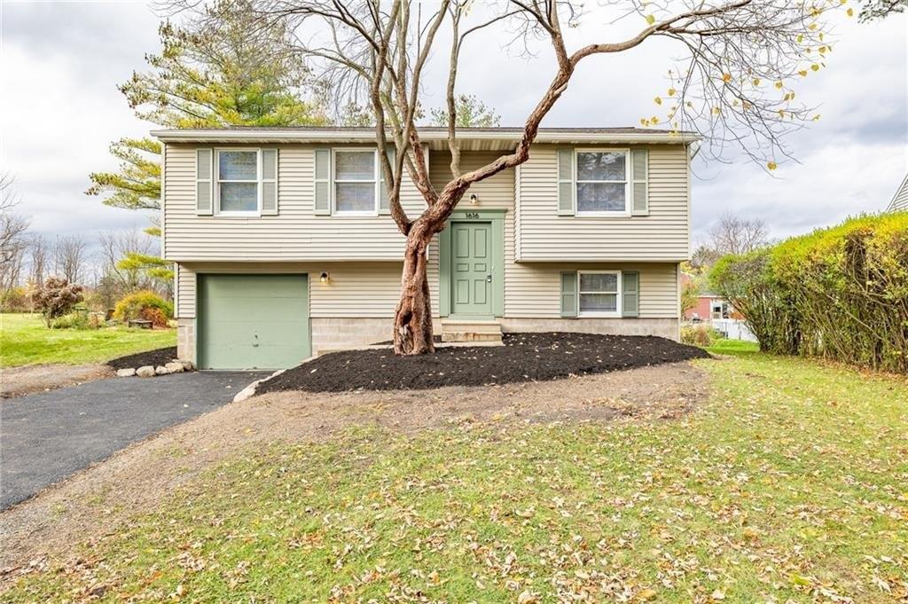 Wheatstone Dr, Farmington, NY 14425