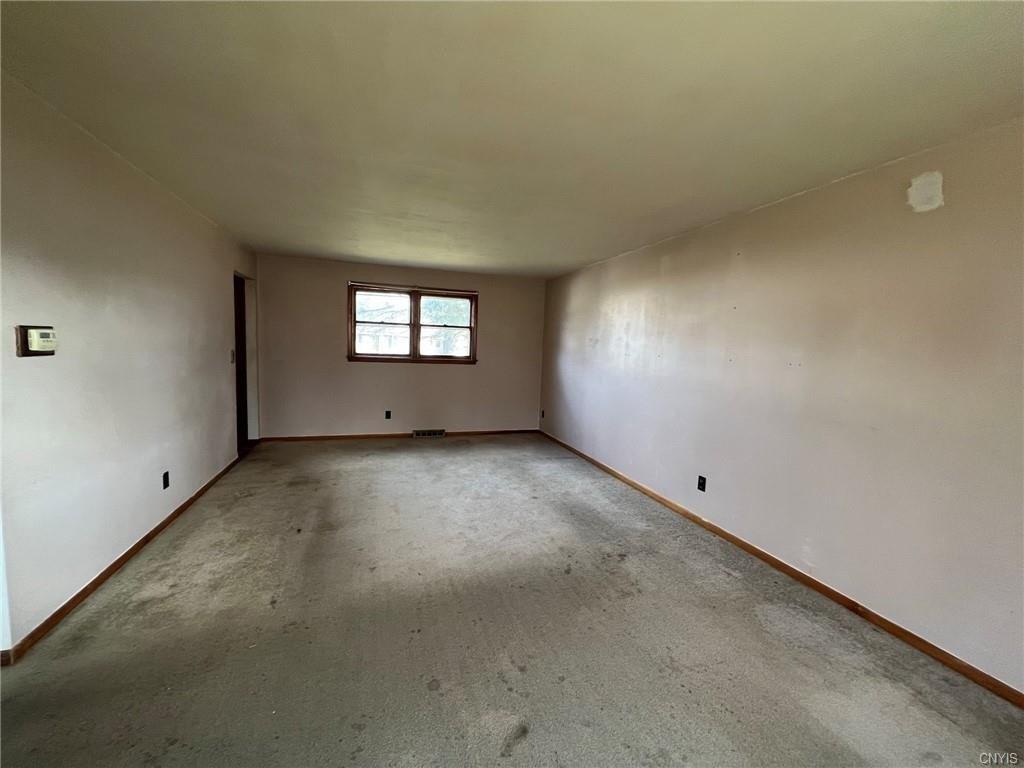 Thornton Cir N, Camillus, NY 13031