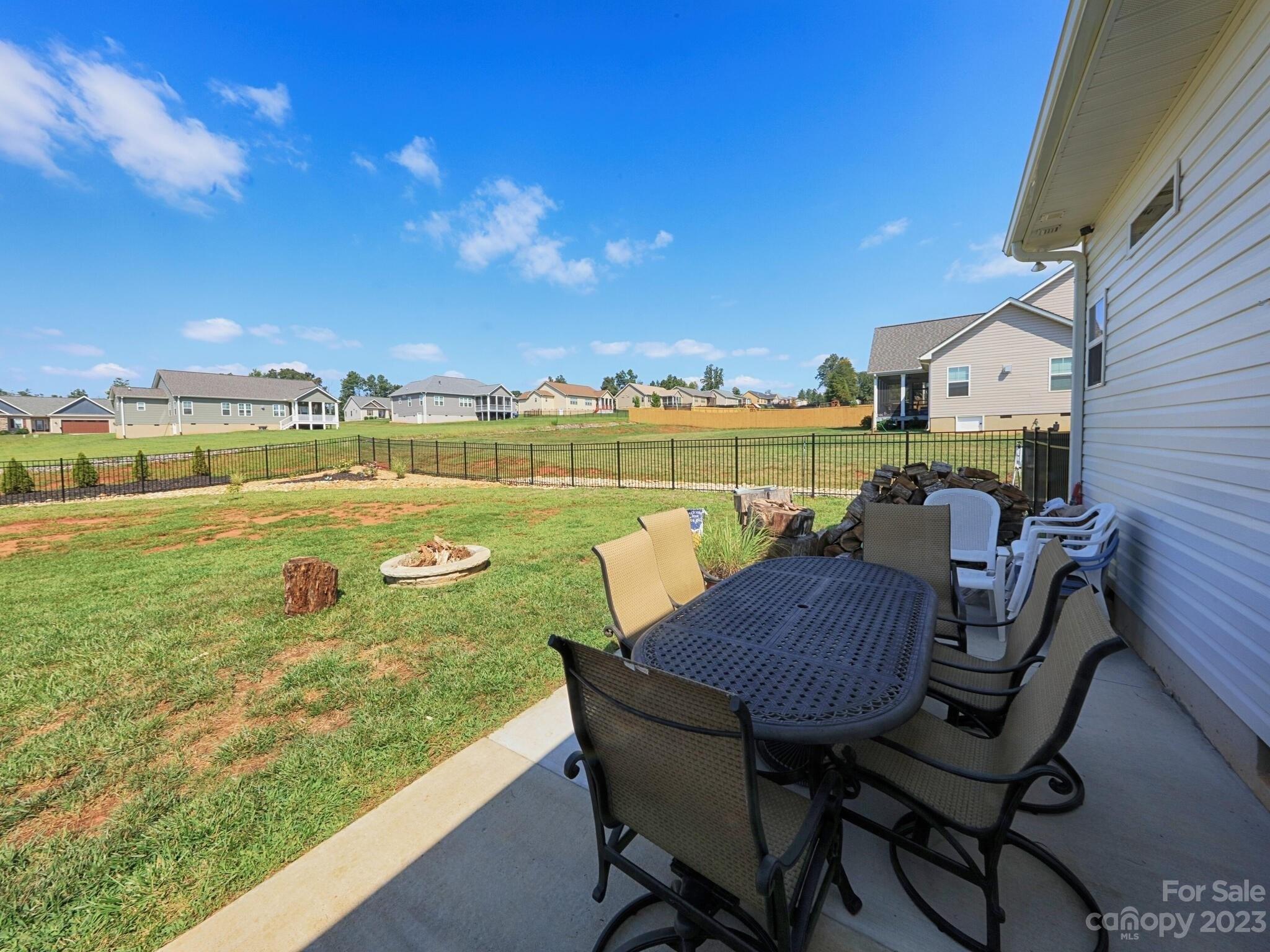 Staffordshire Dr, Statesville, NC 28625