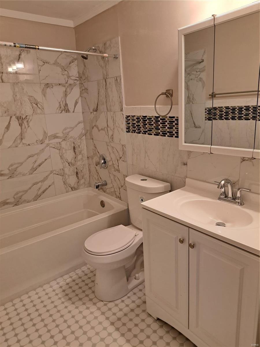 Wright Ave, Saint Ann, MO 63074
