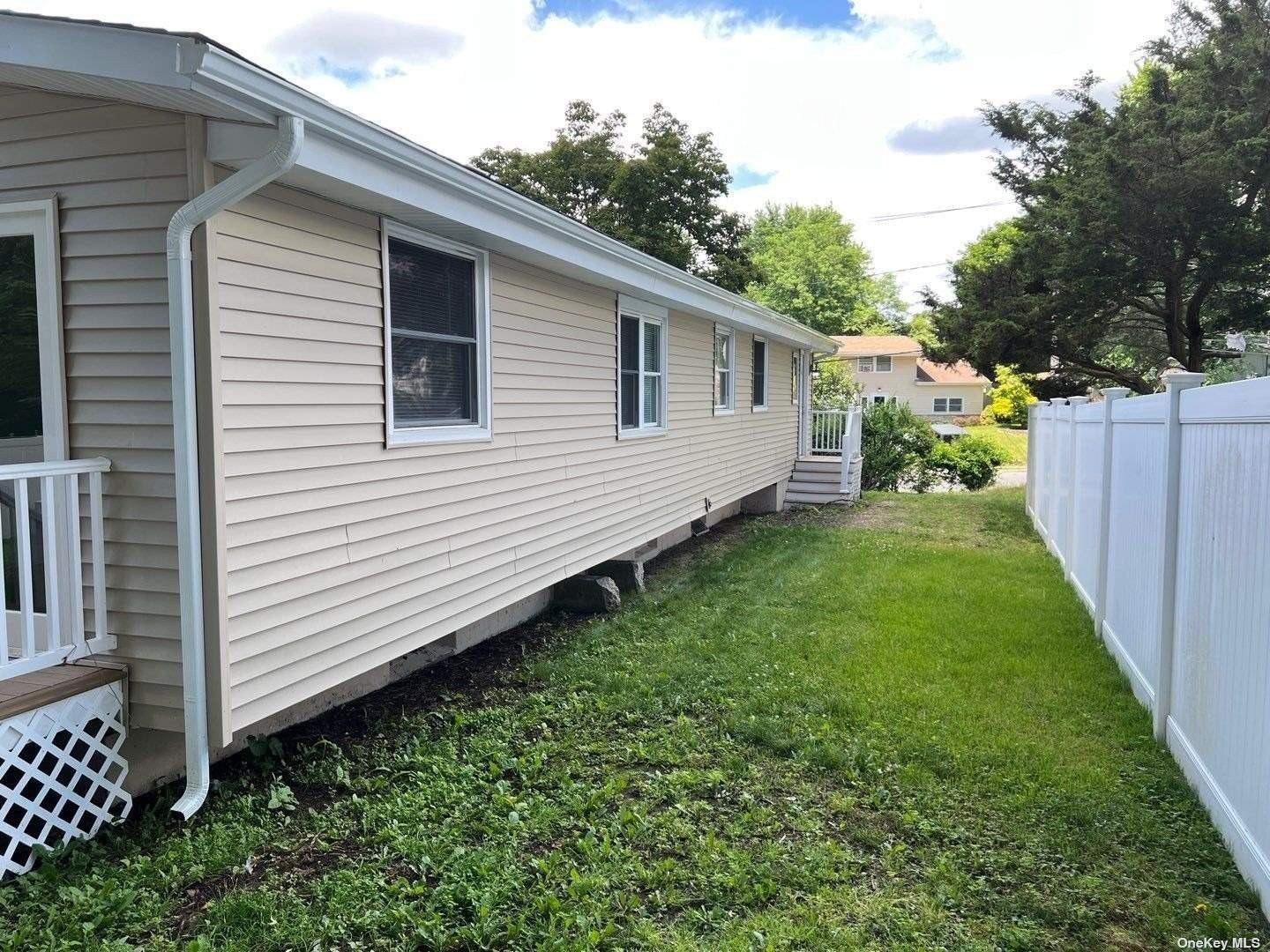 Buckskin Ln, Selden, NY 11784