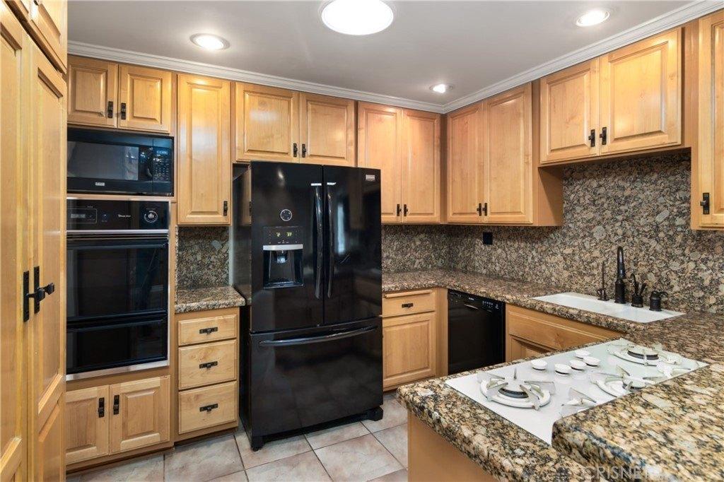 Bassett St, Canoga Park, CA 91303