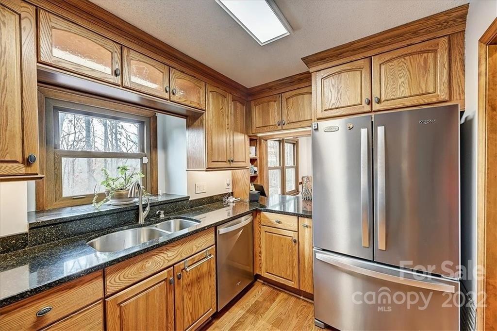 Harbor Oaks Ln, Charlotte, NC 28278
