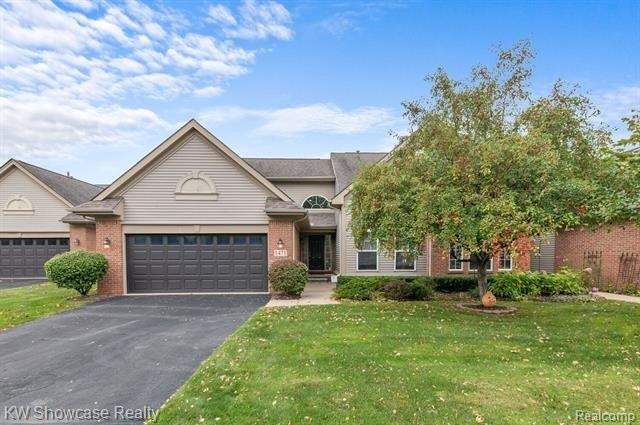 Treyborne Cir, Commerce Township, MI 48390