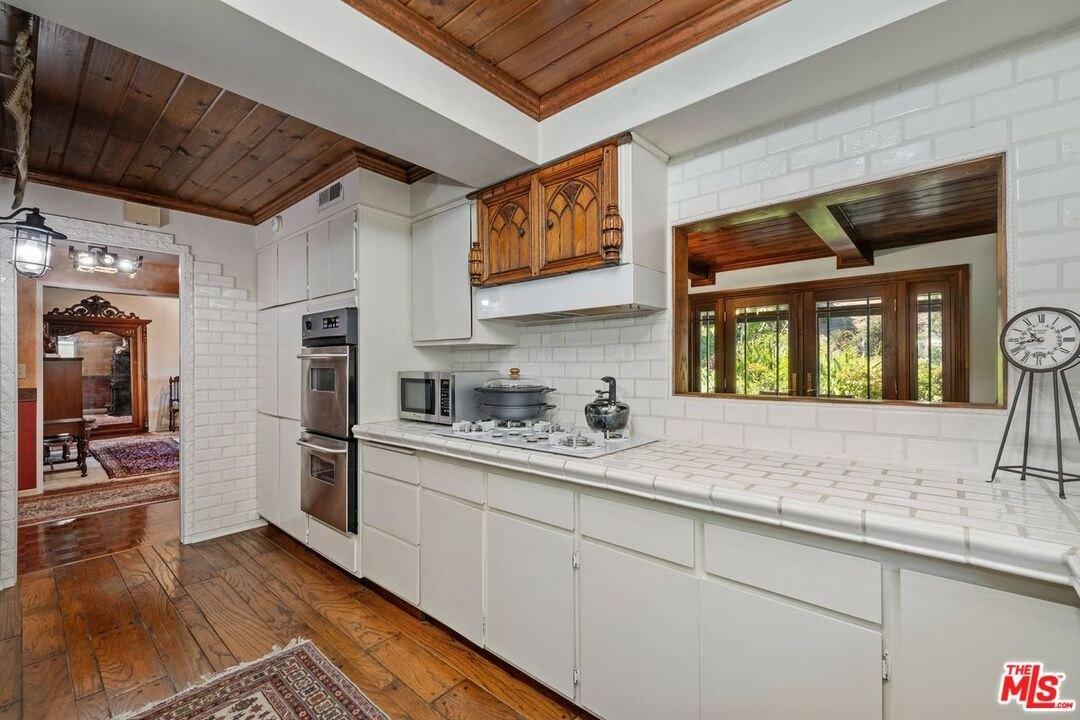 Savona Rd, Los Angeles, CA 90077