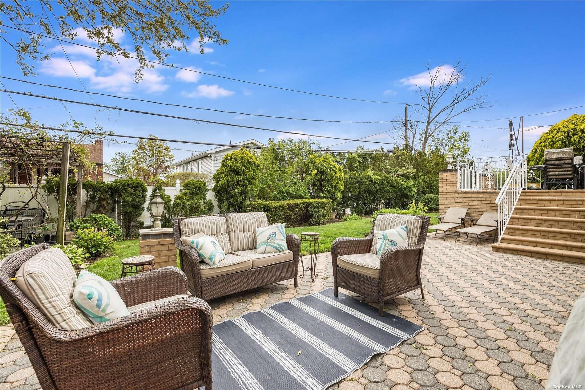Bonnie Dr, Westbury, NY 11590