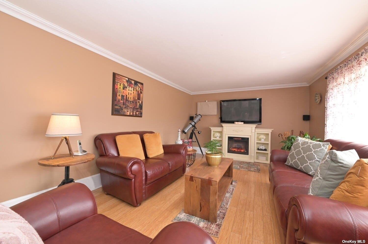 N Syracuse Ave, Massapequa, NY 11758