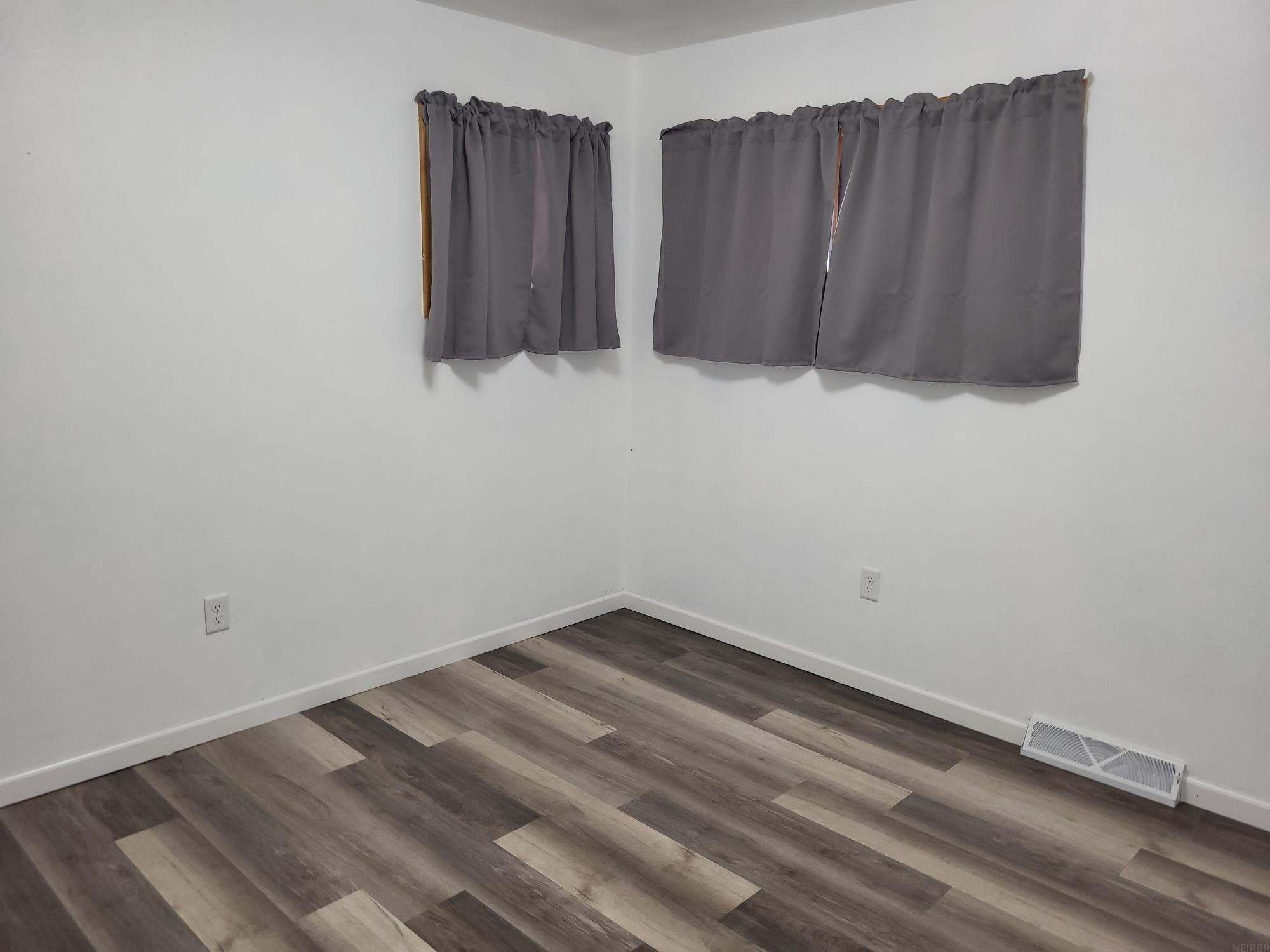 E Ridgeway Ave, Waterloo, IA 50702