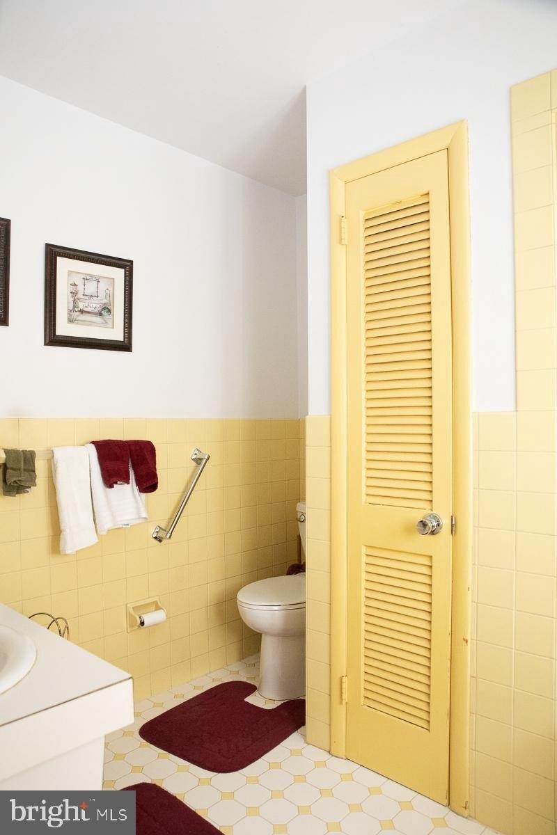 Summit Ln, Oreland, PA 19075