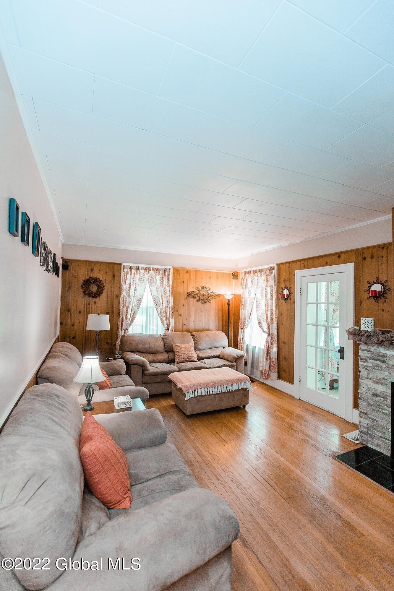 Delaware Ave, Rensselaer, NY 12144