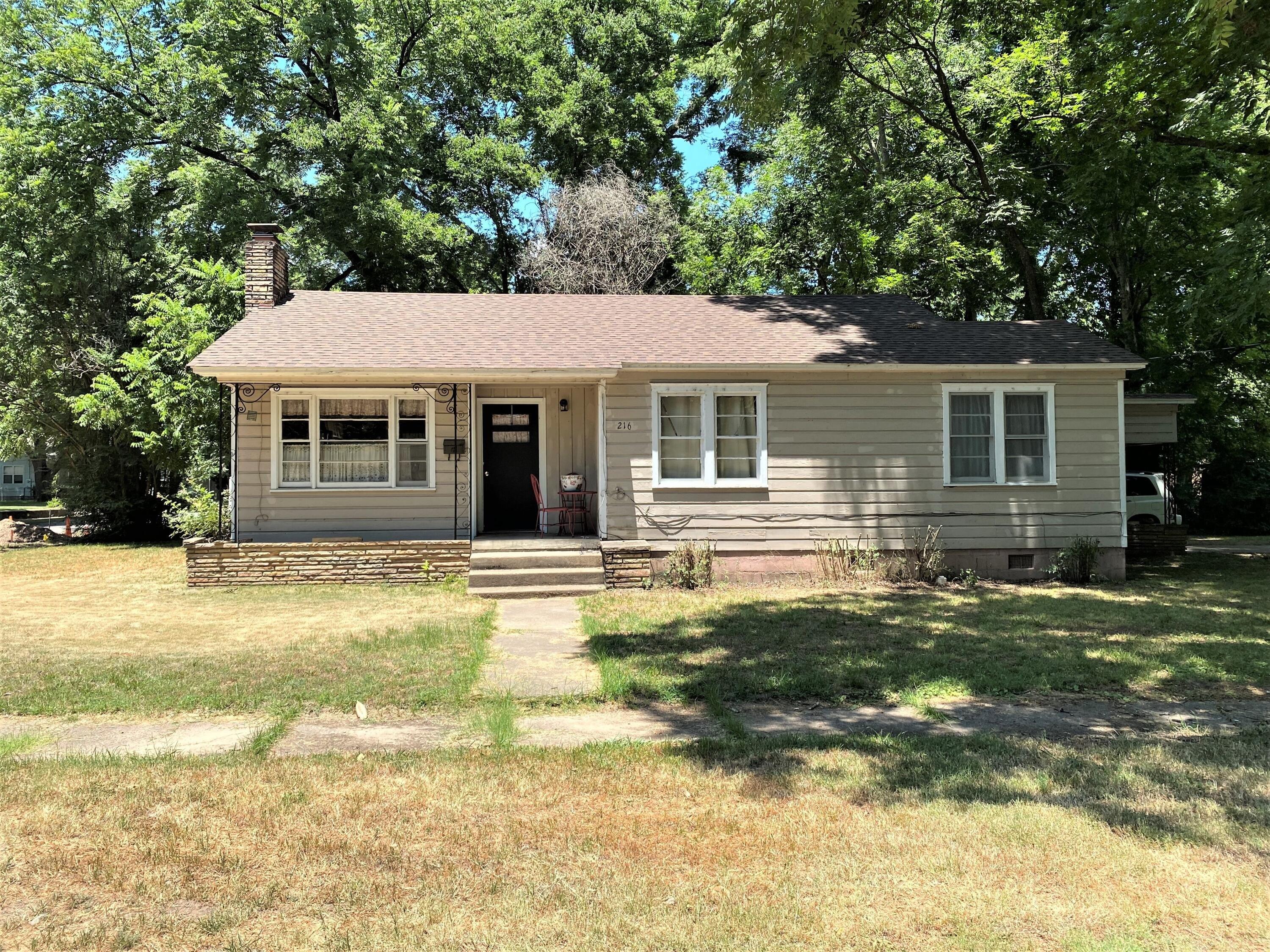 Oak St, Dardanelle, AR 72834