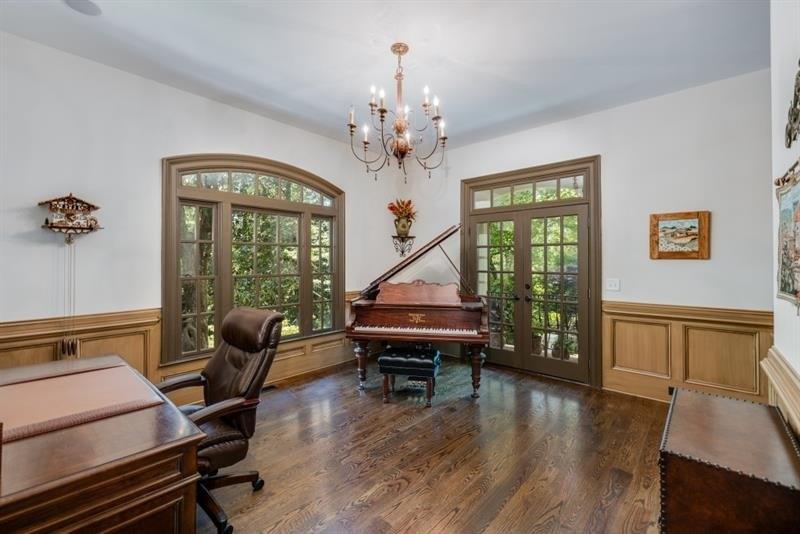 Dobbs Cir Nw, Atlanta, GA 30327