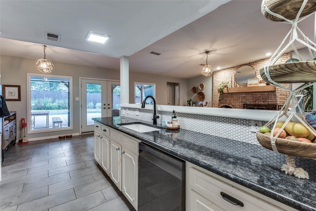 Thousand Oaks Dr, Hurst, TX 76054