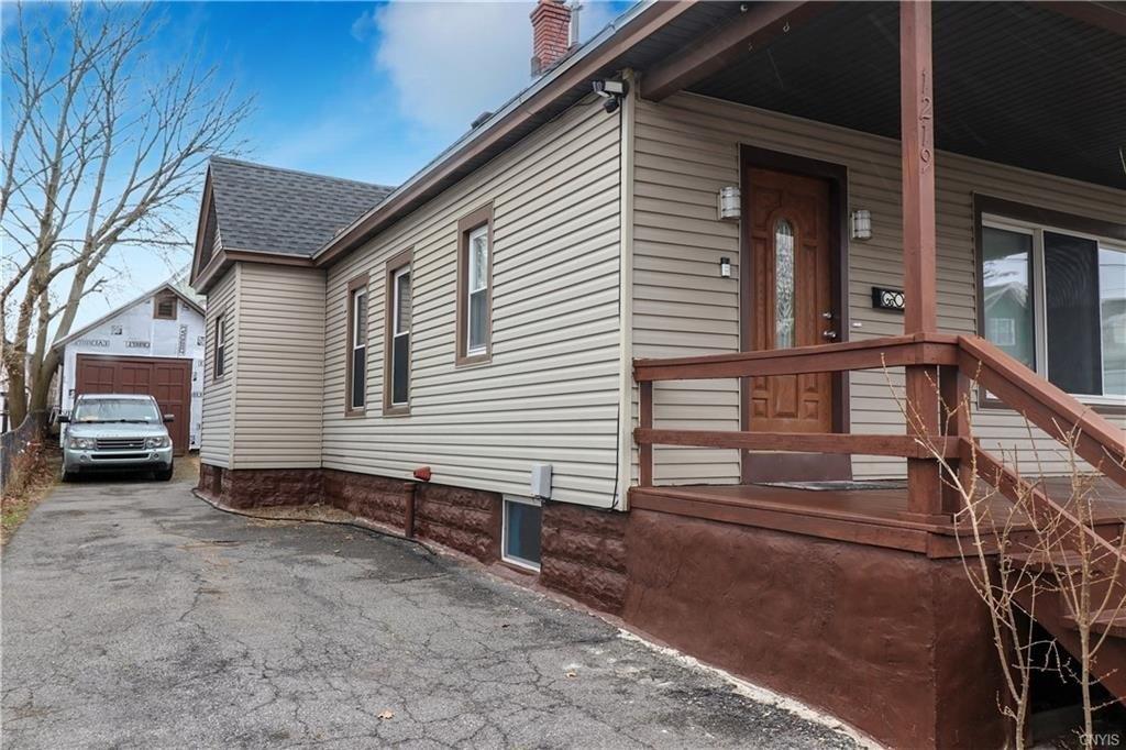 Walnut St, Utica, NY 13502