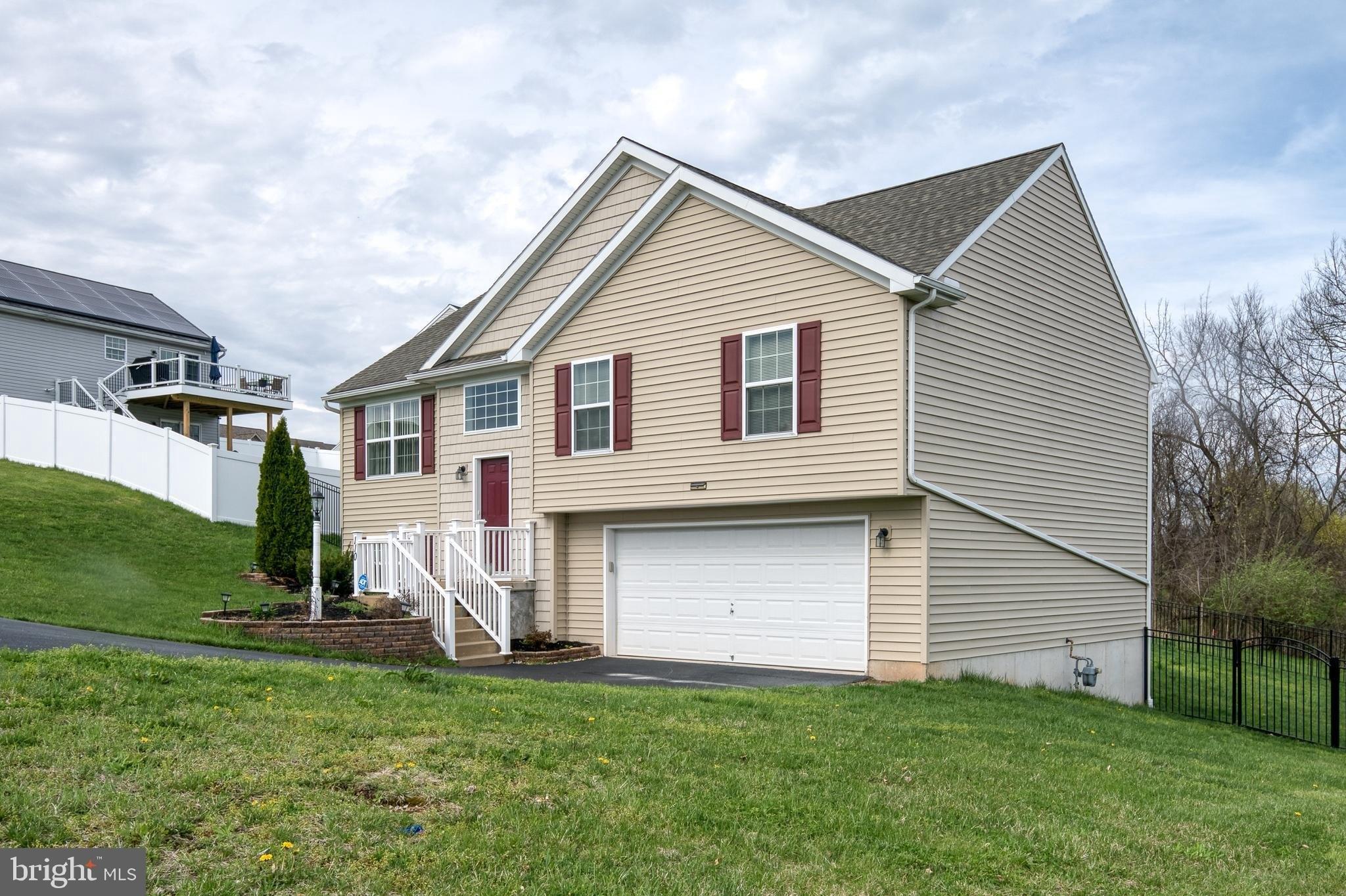Lynne Dr, Mount Wolf, PA 17347