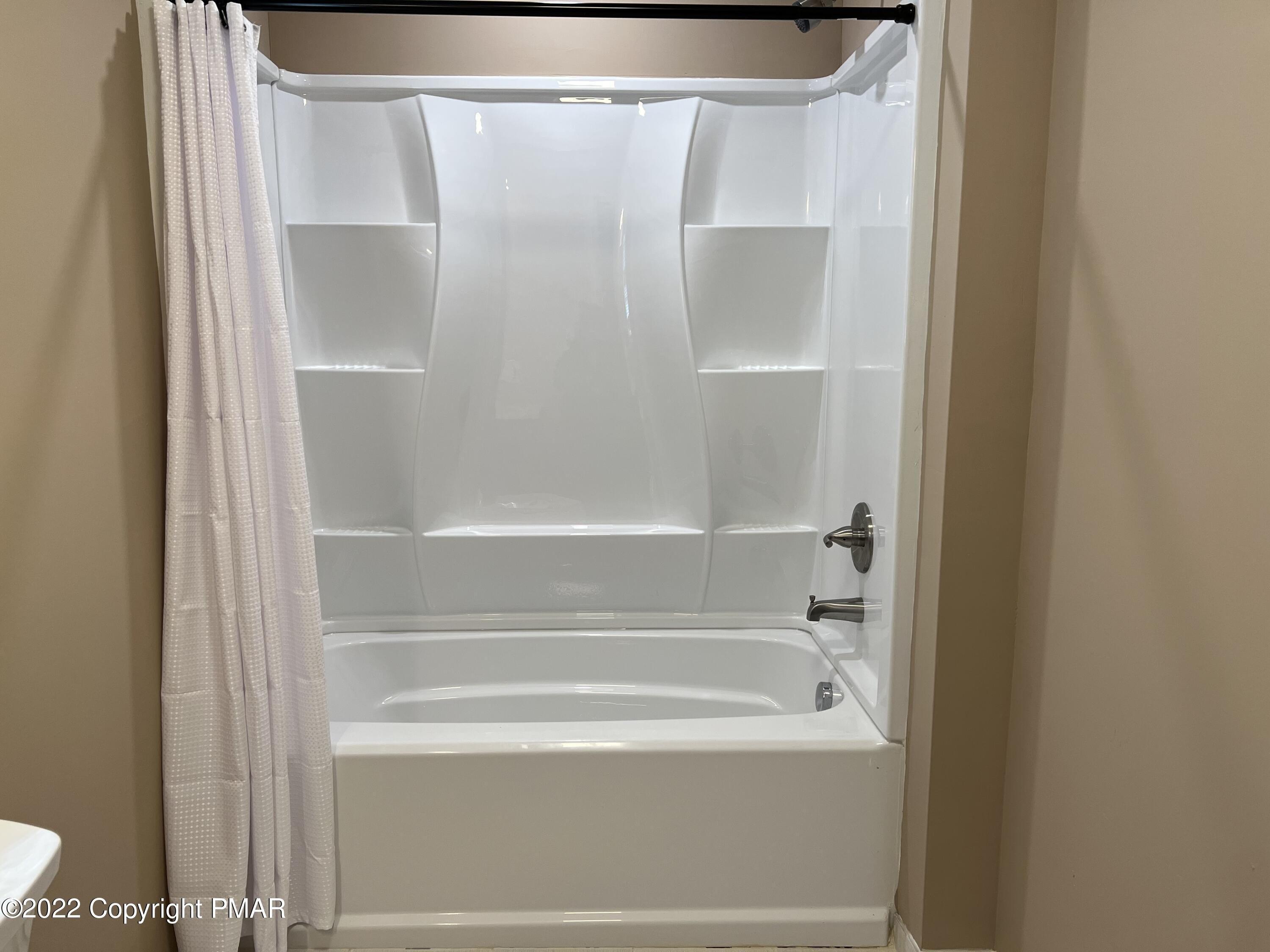 Bumble Bee Way, Tobyhanna, PA 18466