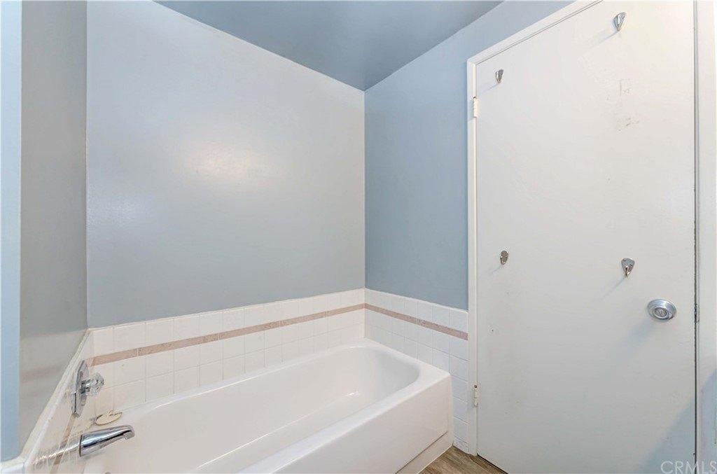 Larwin Ave, Cypress, CA 90630